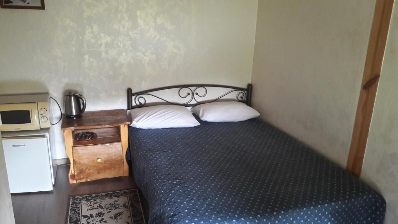 Mini-Hotel Yandrusi Kamjanets-Podilskyj Exteriör bild